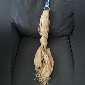 Gap women’s scarf-never worn!
